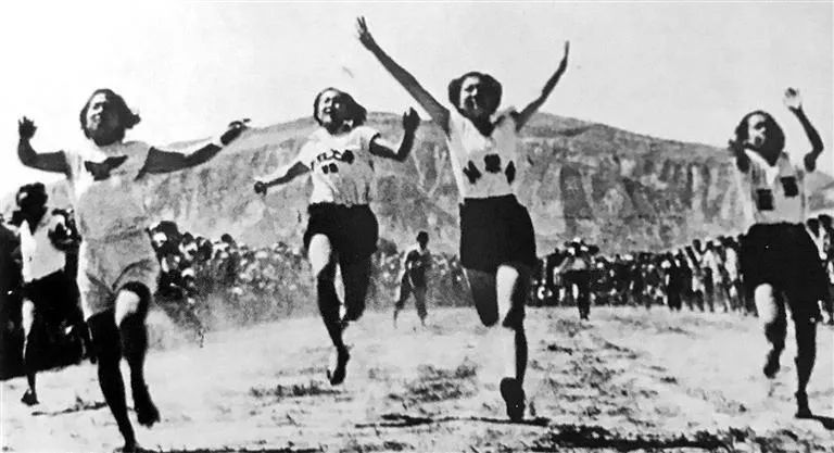 1942年，“九一”扩大运动会女子50米比赛。资料照片