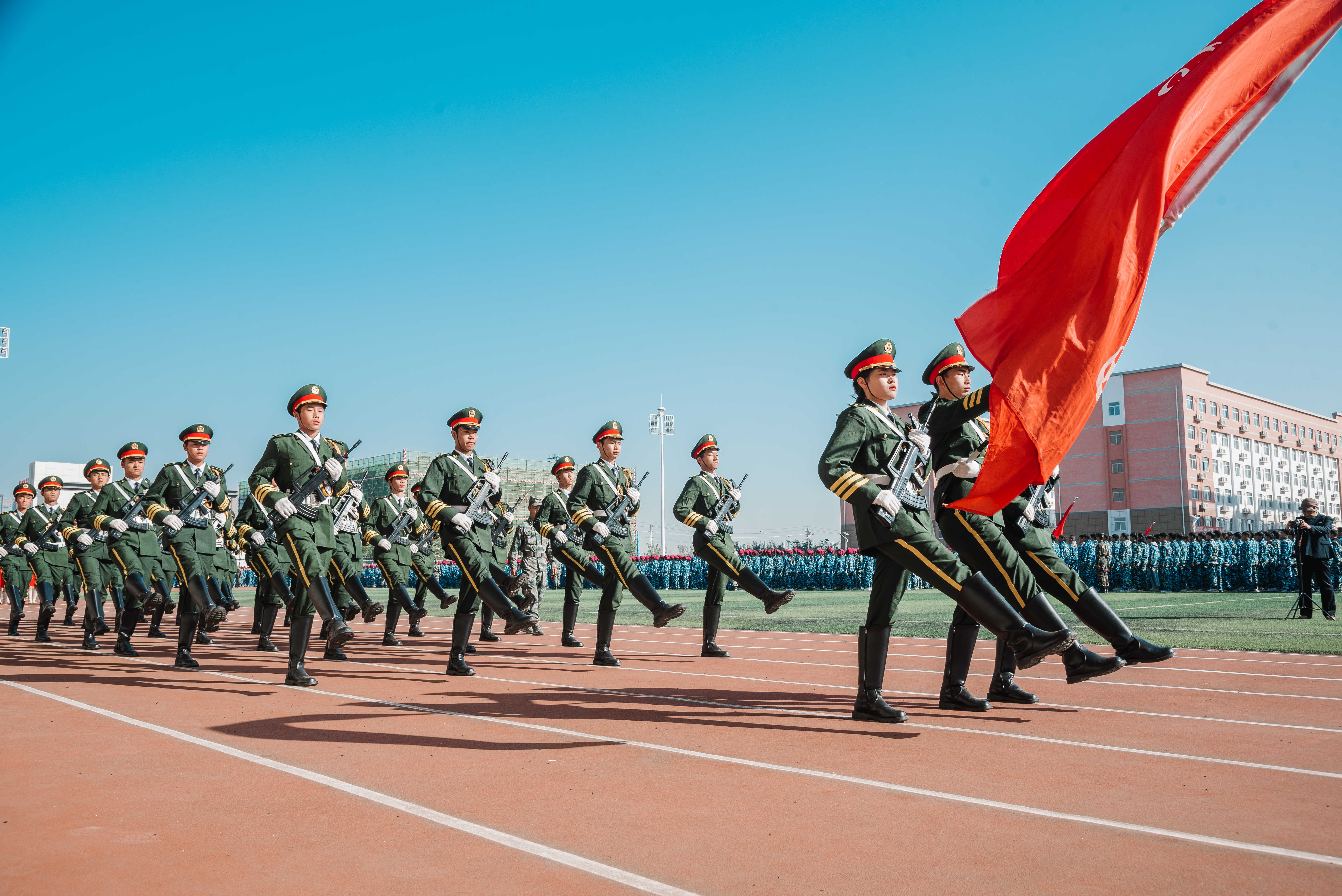 整齐的队伍在阅兵式,分列式,汇报表演中展示出西高学子经历军训的铁骨